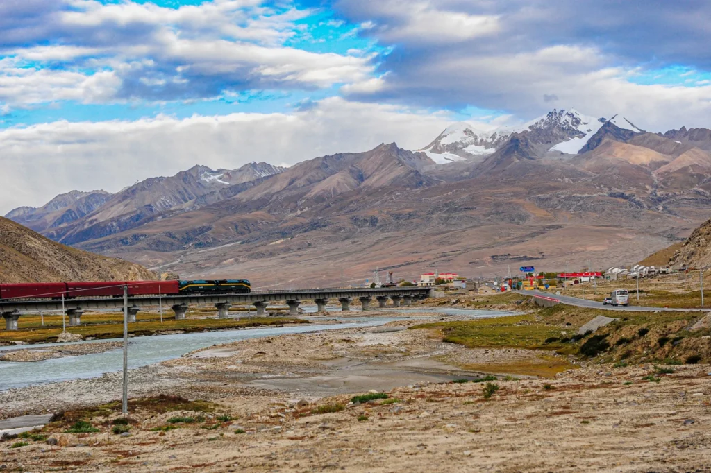 Qinghai Tibet Railway High Altitude Journey Operates at 16,500 Feet with Onboard Oxygen Systems